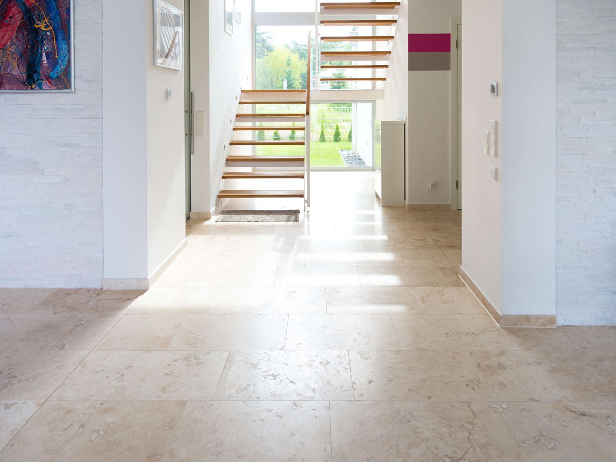Treppenaufgang und Bodenbelag Travertin Classic Light