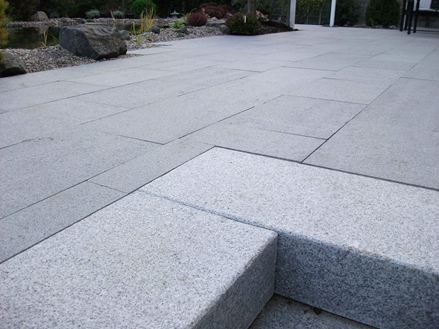 Terrasse moderne en granit gris