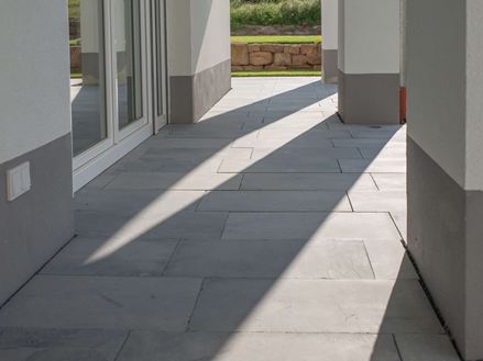 Arkade am Haus mit Blausteinplatten