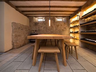 Cave à vin avec une grande table en bois et la pierre naturelle Kandla Grey en grès