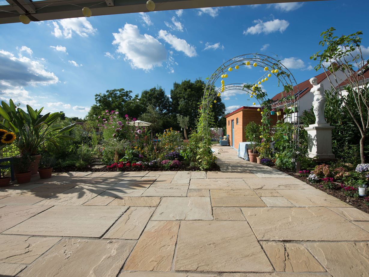 Jardin naturel avec des dalles de grès clair