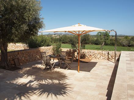 Mediterrane Terrasse mit Travertin Medium