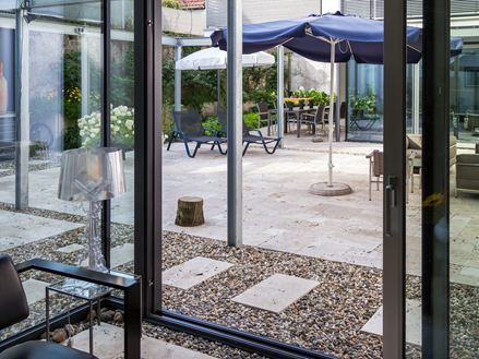 Natürliche Lebendigkeit trifft moderne Terrassengestaltung