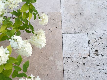Natur pur: Blumen und Travertin