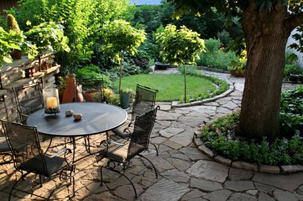 Ein naturnaher Garten mit Polygonalplatten als Bodenbelag