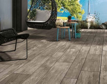 Terrasse mit Feinsteinzeugplatten in dunkler Holzoptik