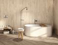 Salle de bains moderne en grès cérame beige sur les murs et le sol