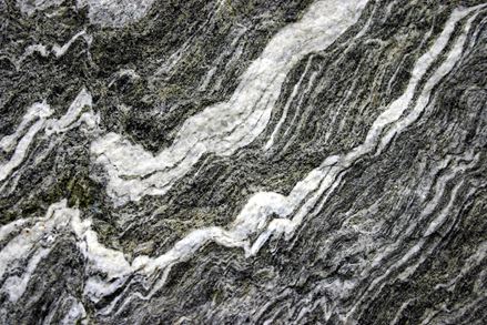 Gneis mit faszinierenden Farbverläufen in der Nahaufnahme