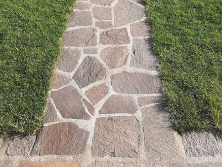 Eingangsbereich eines Grundstücks mit Polygonalplatten