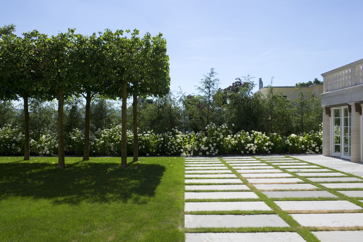 Tendance et facile à réaliser : Dalles de terrasse avec un large joint d'herbe. Image : www.egligartenbau.com